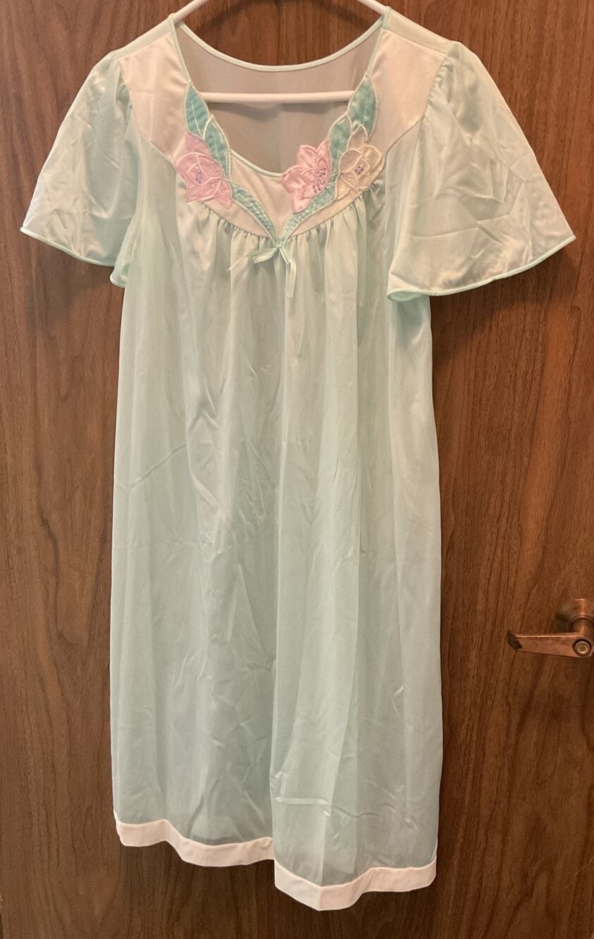 Lorraine Vintage 70s Nylon Green / Cream Nightgown Floral Applique Lingerie S